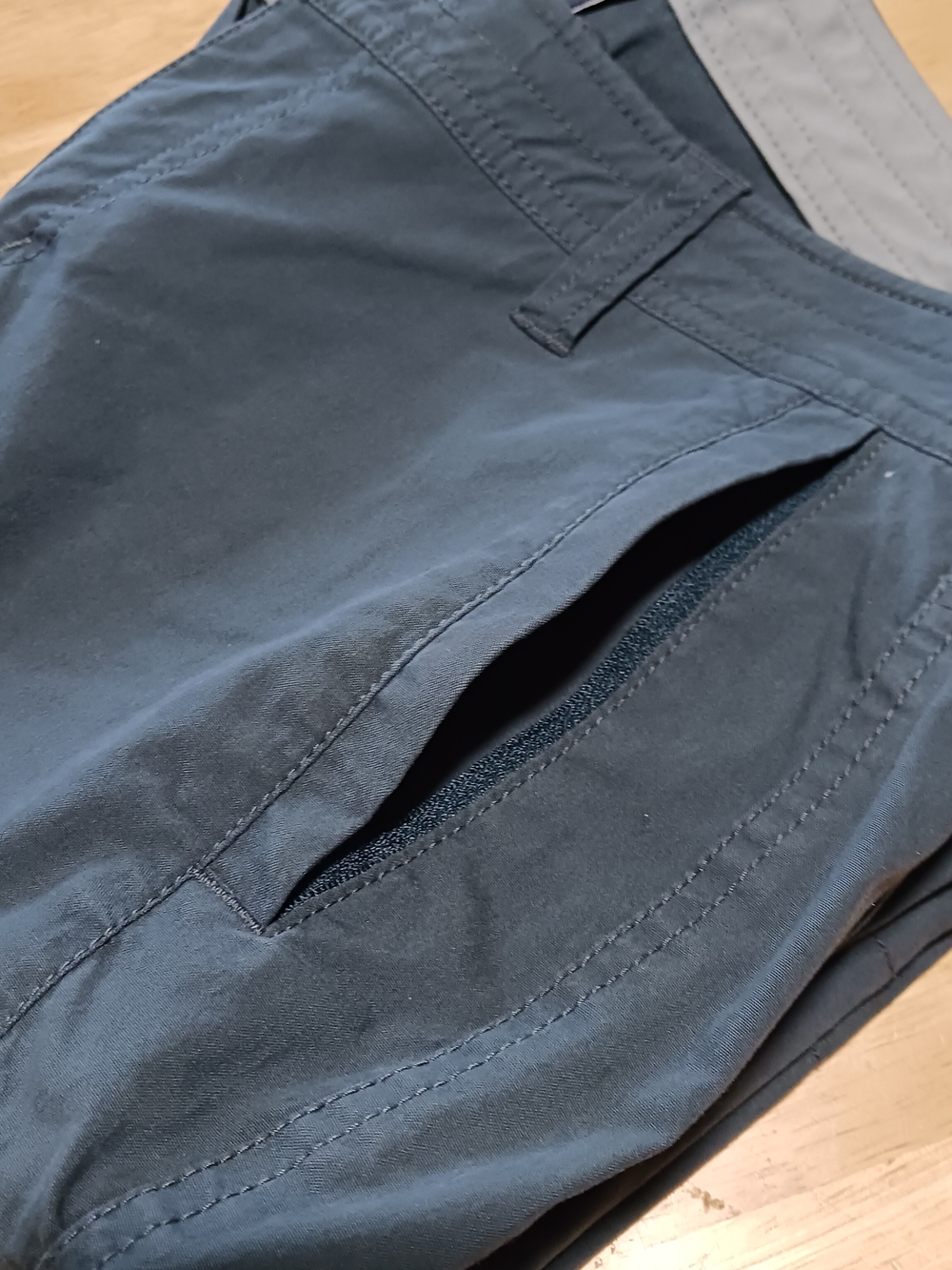 Kuhl EUC Women's Navy Cargo Pants in Size 8 Stretch - Picture 8 of 9